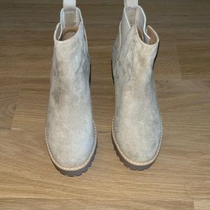 BRAND NEW! dolce vita suede booties